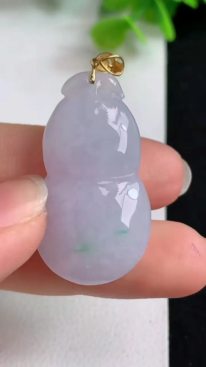 天然A货翡翠葫芦吊坠，尺寸33.7-19-11.7，重量:12.13g
5月10日