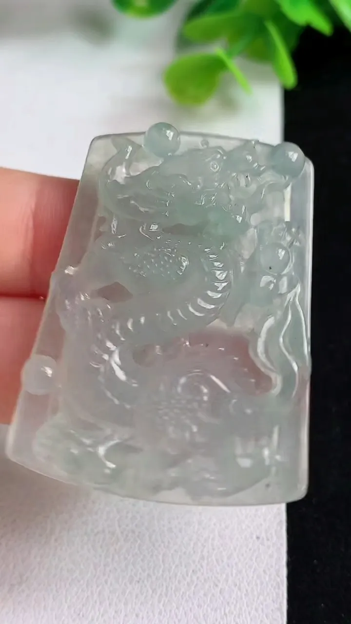 天然A货翡翠白冰龙牌吊坠，尺寸42.6-32-5.3，重量:17.00g
5月10日