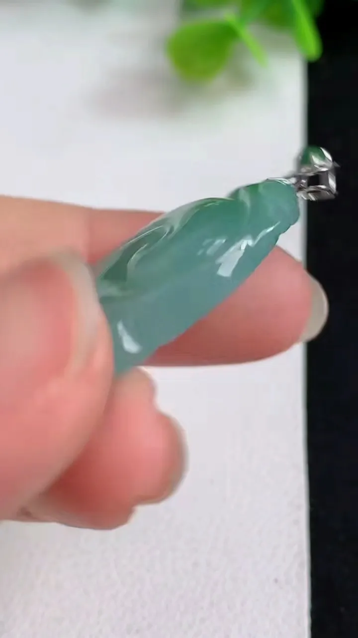 天然A货翡翠如意吊坠，尺寸35-21-7，重量:11.08g
5月10日