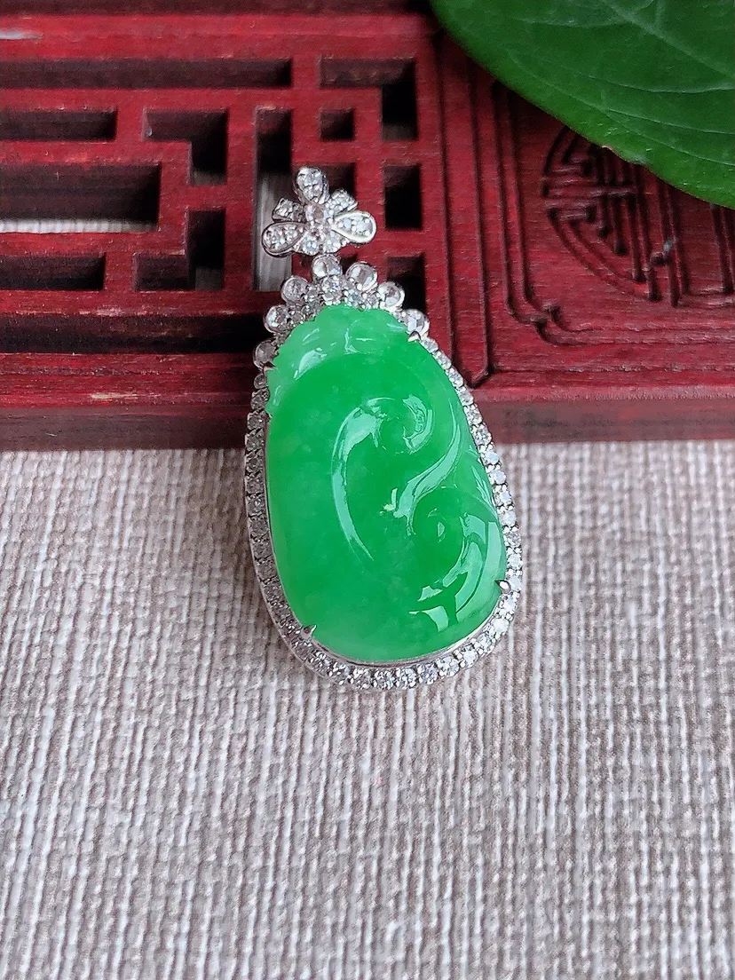 天然A货翡翠18K金伴阳绿如意吊坠尺寸32.2×15.8×7.8裸石21×13m量4.84g 0508