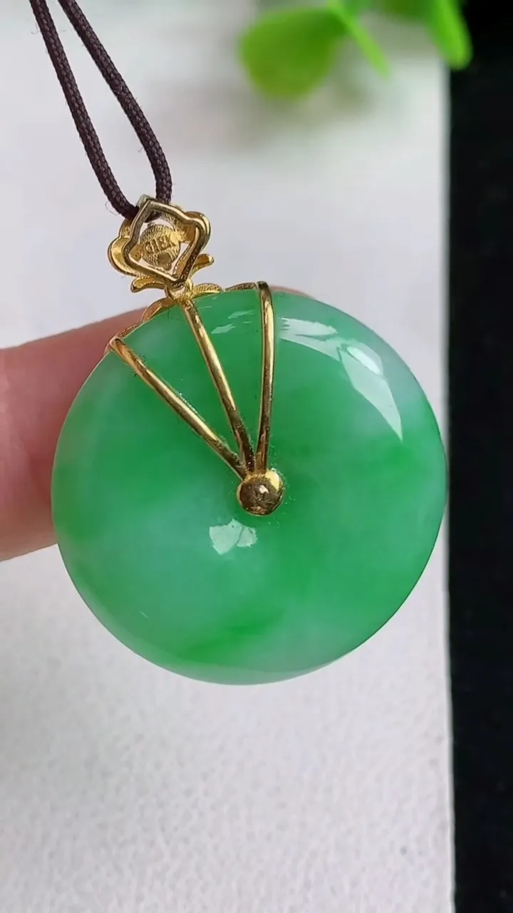 天然A货翡翠平安扣吊坠，尺寸25-5.4，重量:7.70g
5月10日
