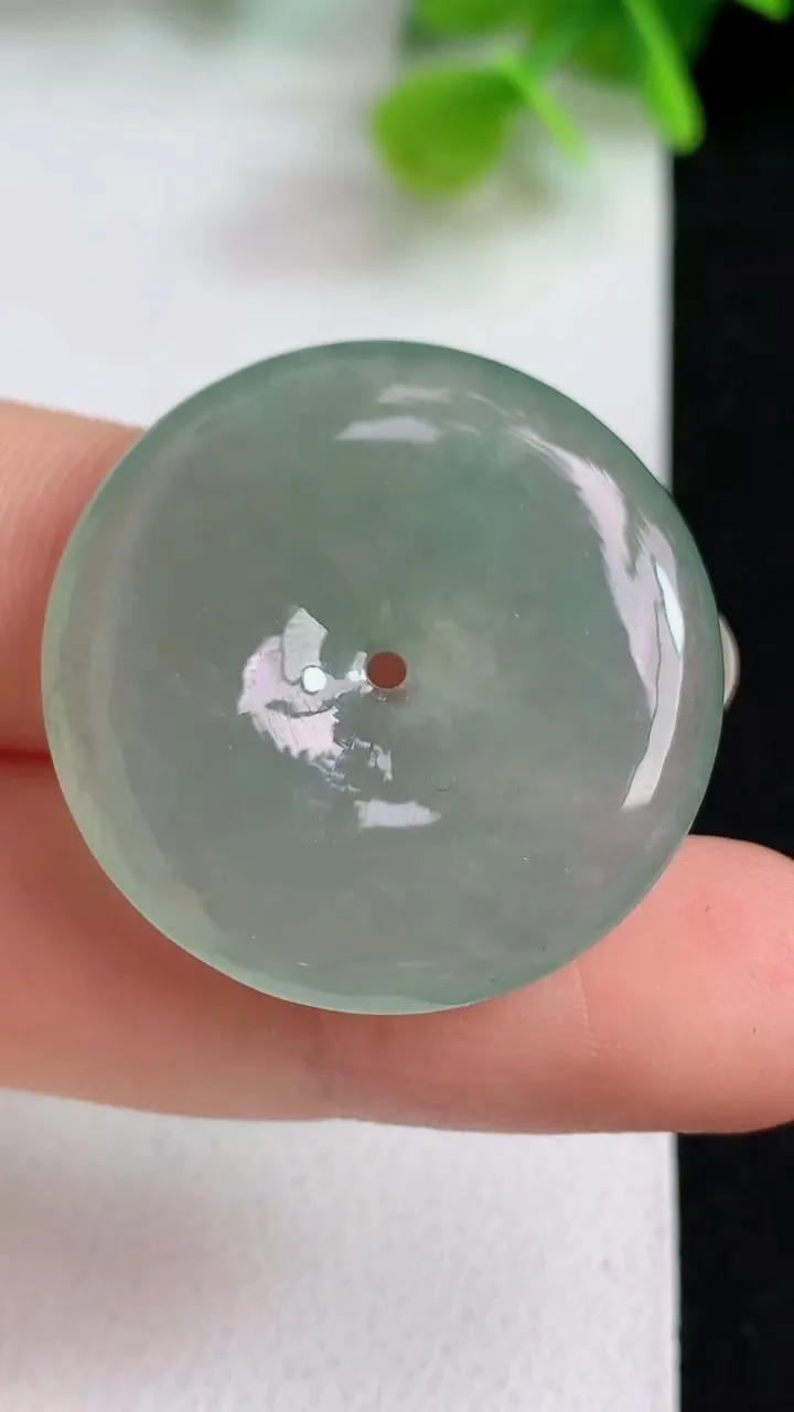 天然A货翡翠平安扣吊坠，尺寸29-5.8，重量:10.20g
5月10日