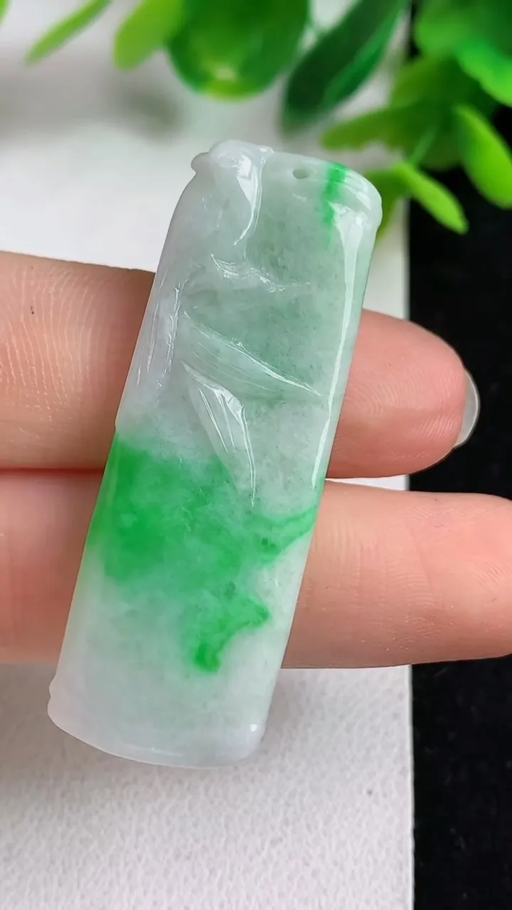 天然A货翡翠节节高升 竹节吊坠，尺寸45.2-15.7-5.3，重量:8.21g
5月10日