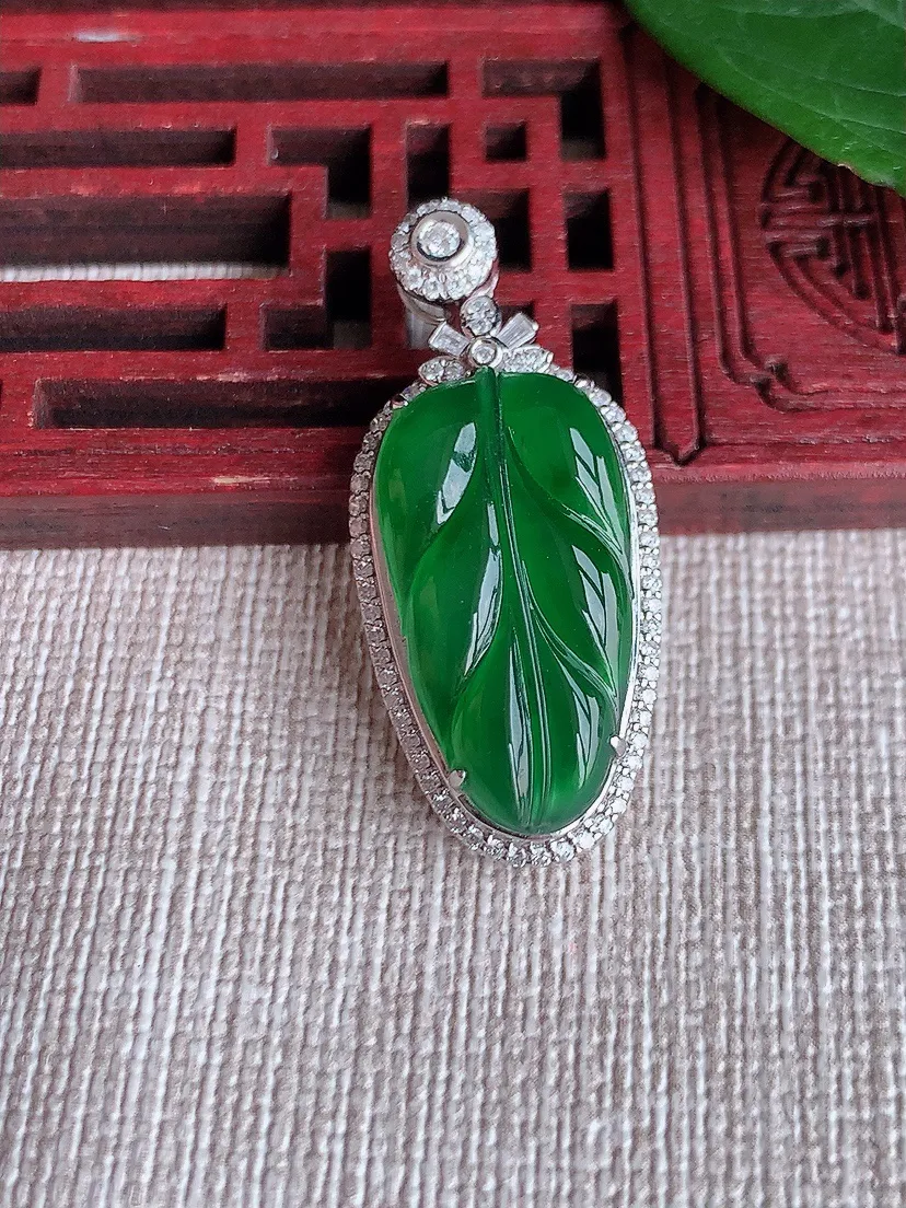 天然A货翡翠18K金伴满绿叶子金枝玉叶吊坠尺寸34×15×8.7裸石22.2×12m量5.00g 0508