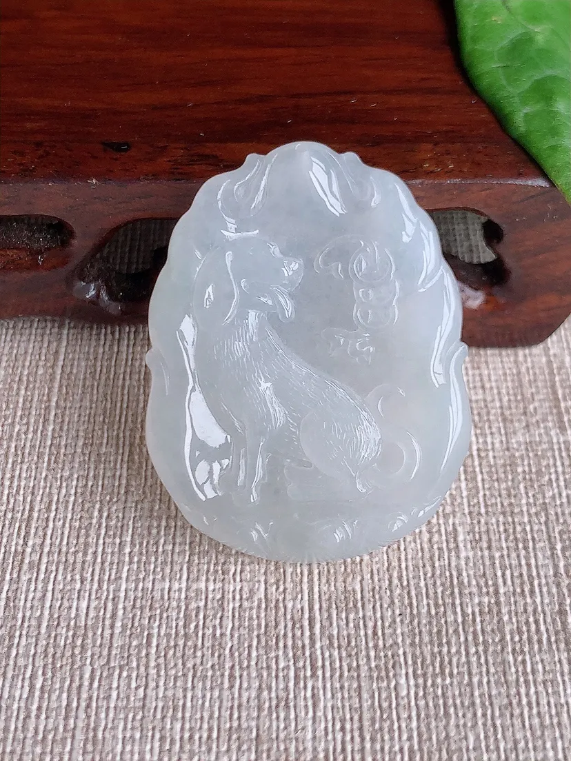 天然A货翡翠白月光生肖狗吊坠尺寸40.7×31.8×4.8m量13.60g 0509