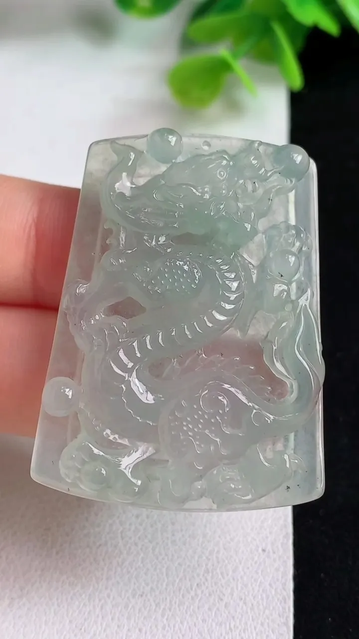 天然A货翡翠白冰龙牌吊坠，尺寸42.6-32-5.3，重量:17.00g
5月10日