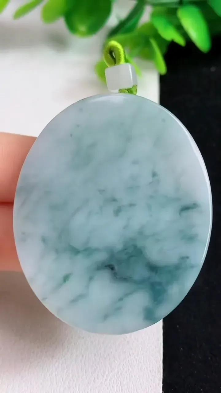 天然A货翡翠飘花无事牌吊坠，尺寸51-42-5，重量:29.91g
5月10日