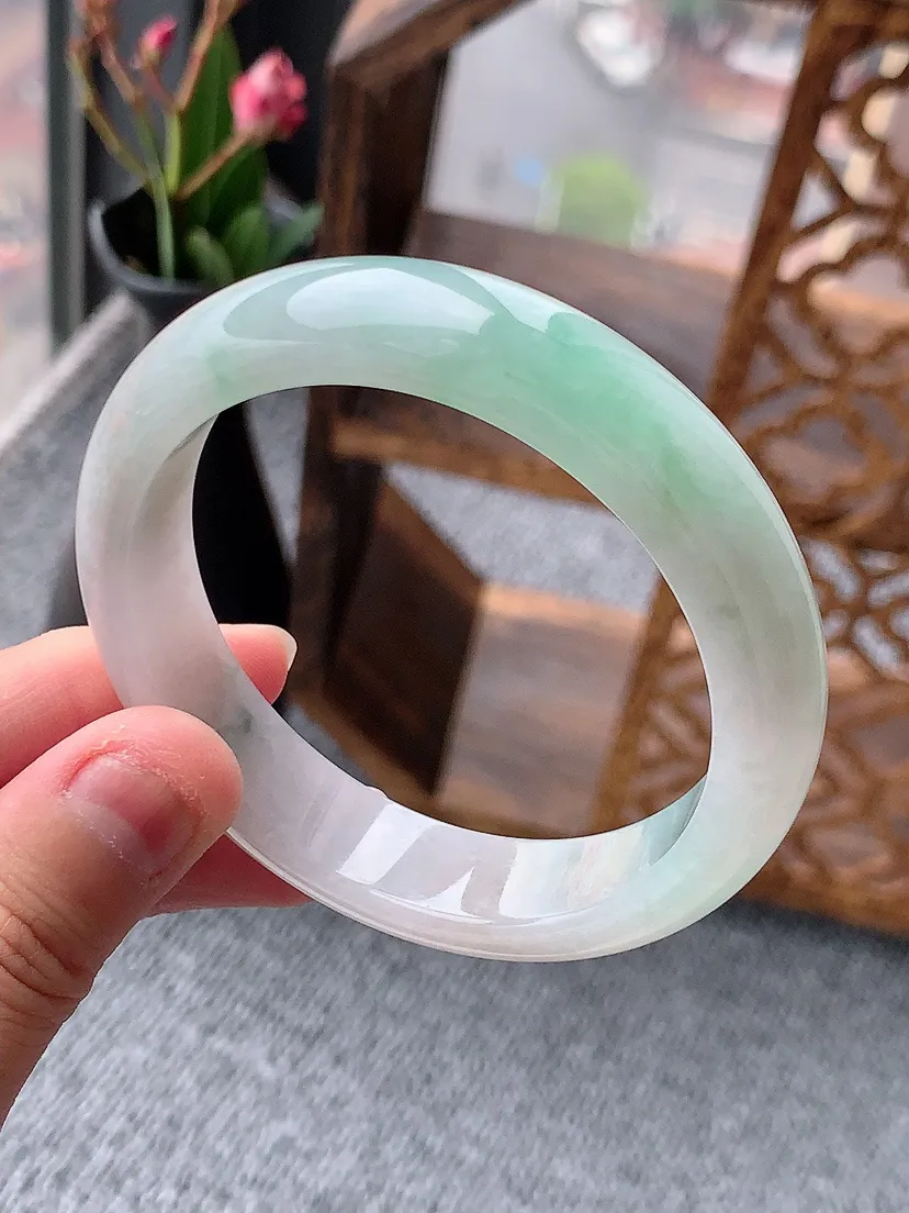 天然A货翡翠飘绿正装正圈手镯53-54圈口尺寸53.5×12.5×7.6m量52.48g 0509