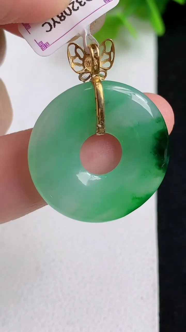 天然A货翡翠平安环吊坠，尺寸24-3.4，重量:4.20g
5月10日