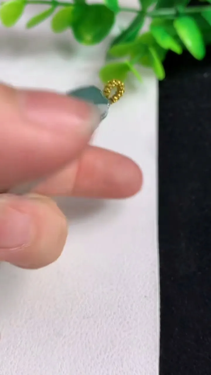 天然A货翡翠飘花生肖牛吊坠，尺寸52-45.5-6，重量:28.52g
5月10日
