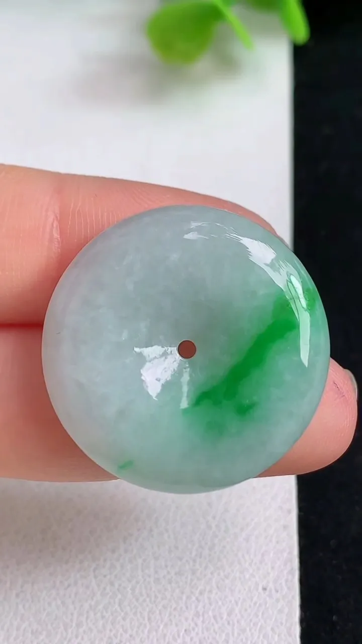 天然A货翡翠平安扣吊坠，尺寸26.5-5.4，重量:8.05g
5月10日