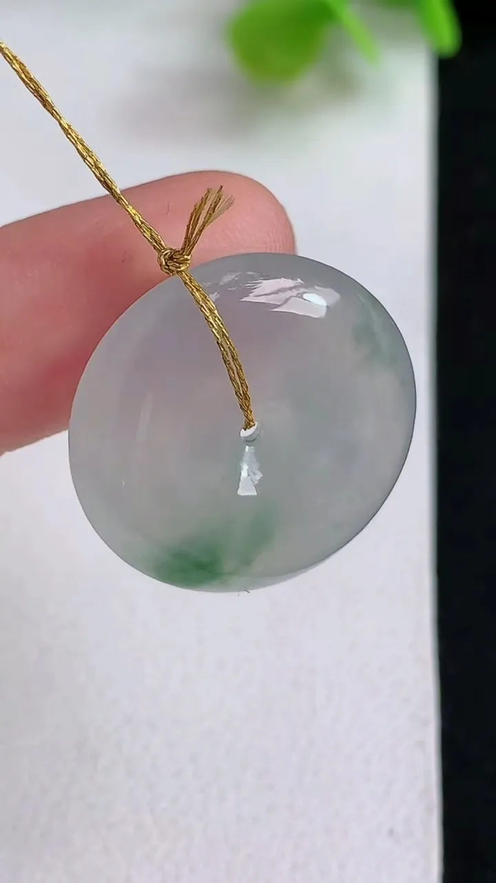 天然A货翡翠飘花平安扣吊坠，尺寸22-5.8，重量:5.91g
5月10日