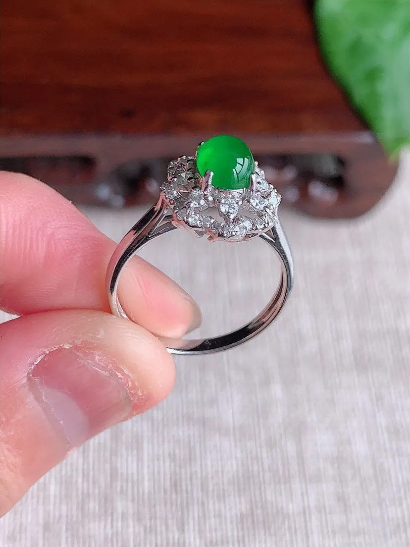 天然A货翡翠18K金伴钻镶嵌阳绿蛋面戒指 圈口17裸石尺寸6×5mm 重量2.82g 0508