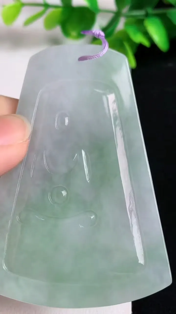 天然A货翡翠普贤菩萨吊坠，尺寸70-47-5.8，重量:37.62g
5月10日