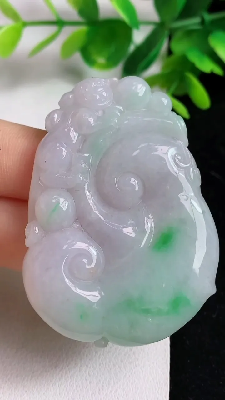 天然A货翡翠如意吊坠，尺寸55.4-40.4-5.7，重量:34.02g
5月10日