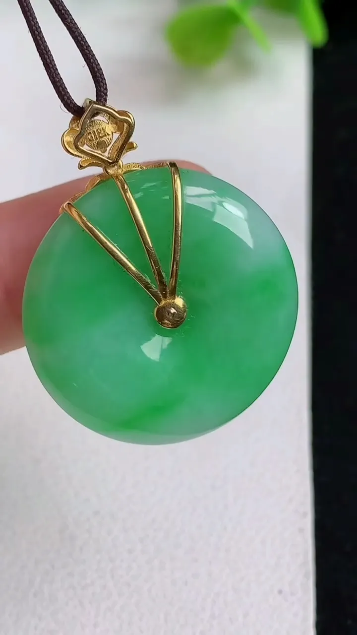 天然A货翡翠平安扣吊坠，尺寸25-5.4，重量:7.70g
5月10日