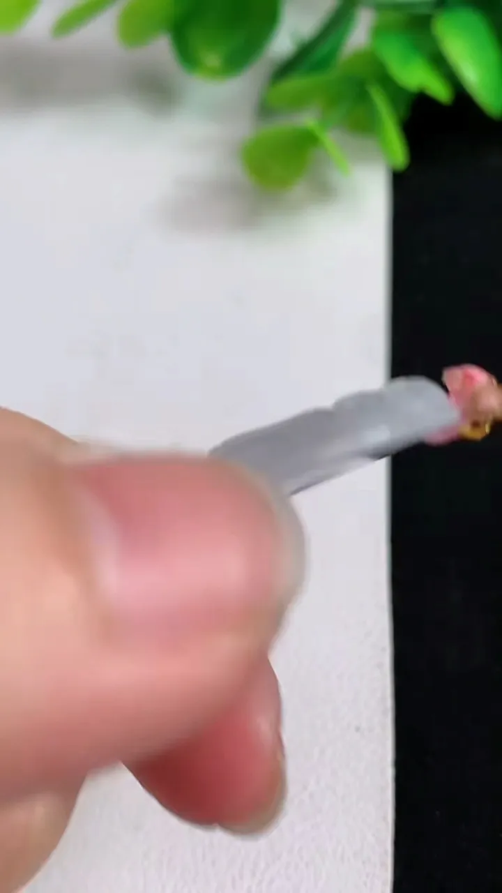 天然A货翡翠白冰观音菩萨吊坠，尺寸61-36-5，重量:19.20g
5月10日