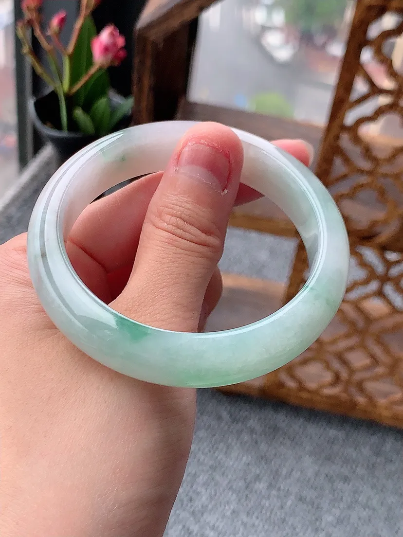 天然A货翡翠飘绿正装正圈手镯53-54圈口尺寸53.5×12.5×7.6m量52.48g 0509