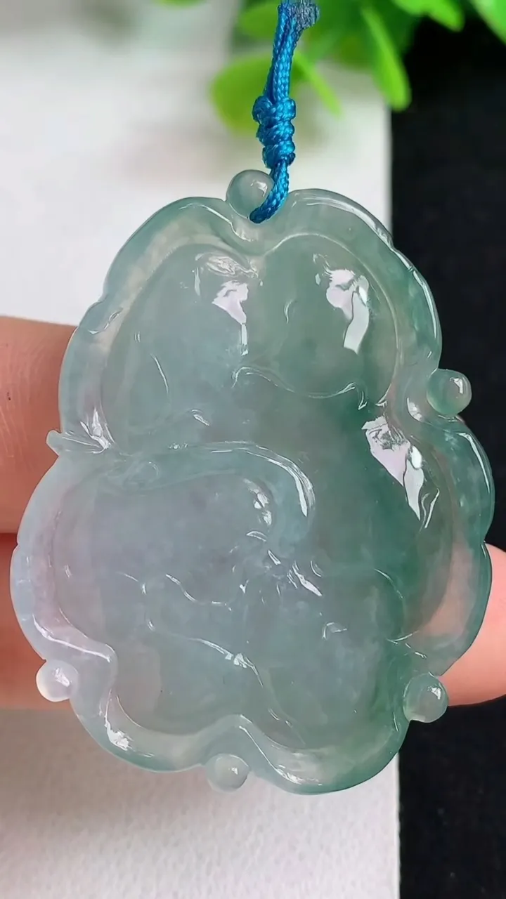 天然A货翡翠荷叶鱼吊坠，尺寸45-34.8-6，重量:15.33g
5月10日