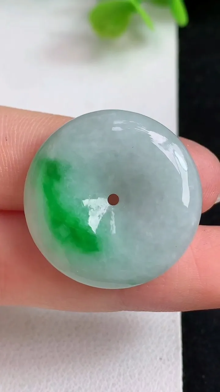 天然A货翡翠平安扣吊坠，尺寸26.5-5.4，重量:8.05g
5月10日