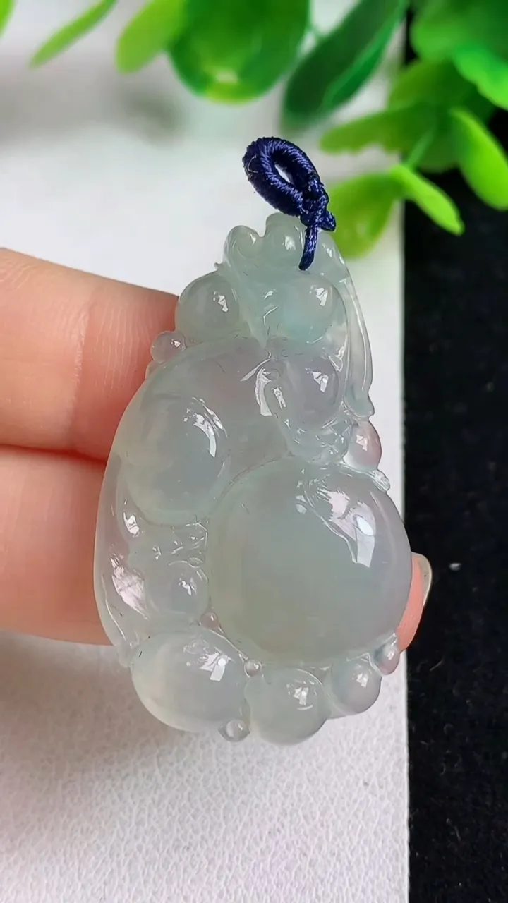 天然A货翡翠白冰龙牌吊坠，尺寸40-25-6，重量:9.65g
5月10日