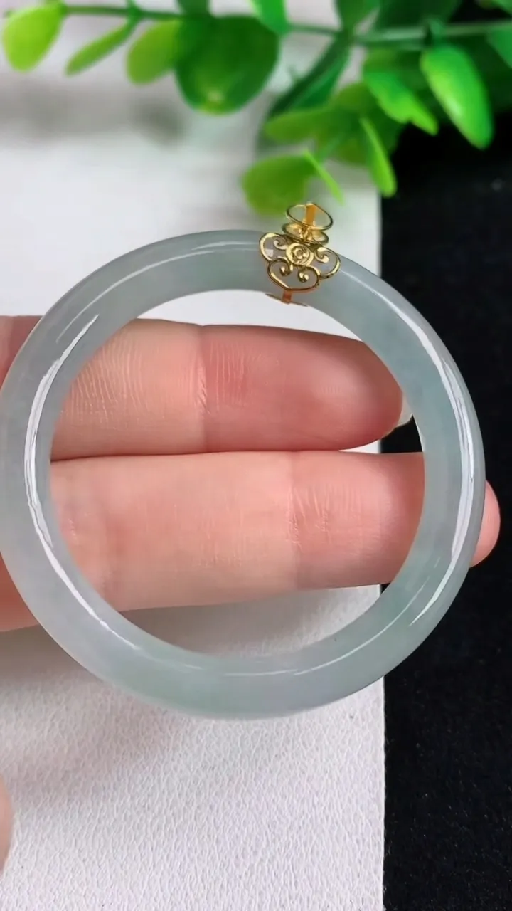 天然A货翡翠白冰平安环吊坠，尺寸50.7-5.8，重量:14.45g
5月10日