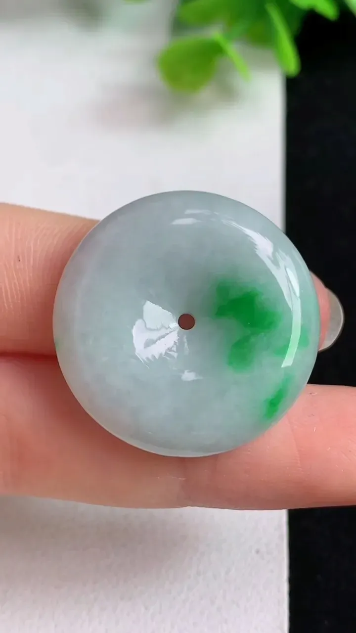 天然A货翡翠平安扣吊坠，尺寸27.3-5.6，重量:8.81g
5月10日