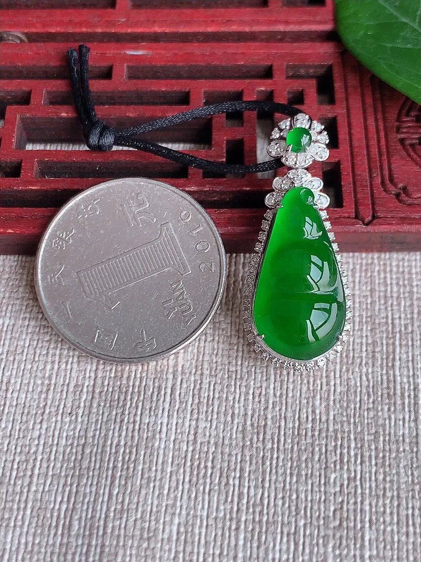 天然A货翡翠18K金伴满绿四季豆福豆平安豆吊坠尺寸33×13.7×9.5裸石21.5×11.2m量4.29g 0508