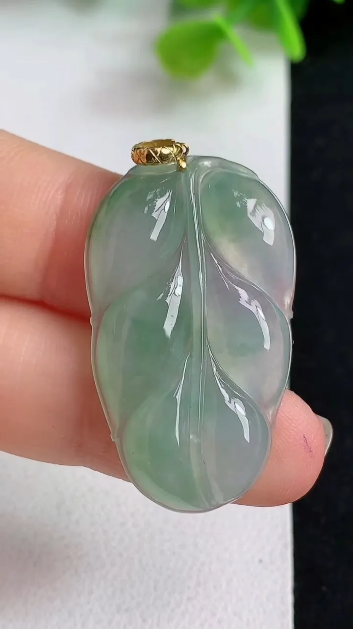 天然A货翡翠金枝玉叶 叶子吊坠，尺寸34-20.5-4.2，重量:5.90g
5月10日