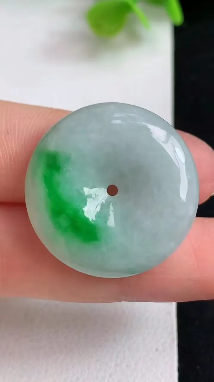 天然A货翡翠平安扣吊坠，尺寸26.5-5.4，重量:8.05g
5月10日