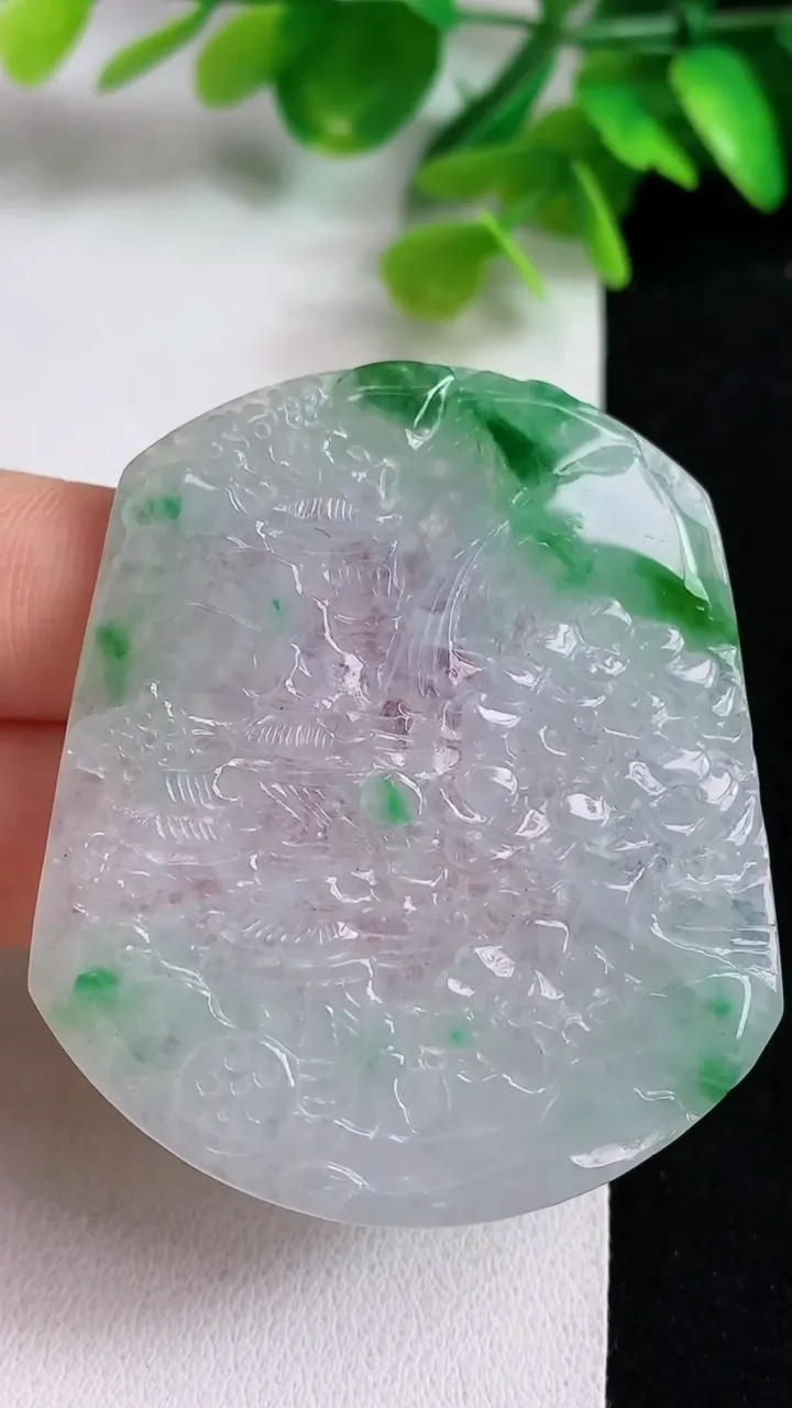 天然A货翡翠山水牌吊坠，尺寸53.2-45.7-4.4，重量:23.80g
5月10日