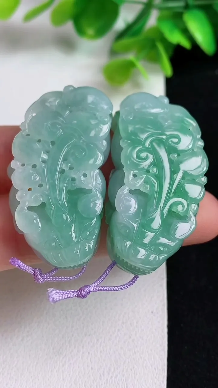 天然A货翡翠貔貅吊坠一对，尺寸42.4-21.2-9.6，重量:38.60g
5月10日
