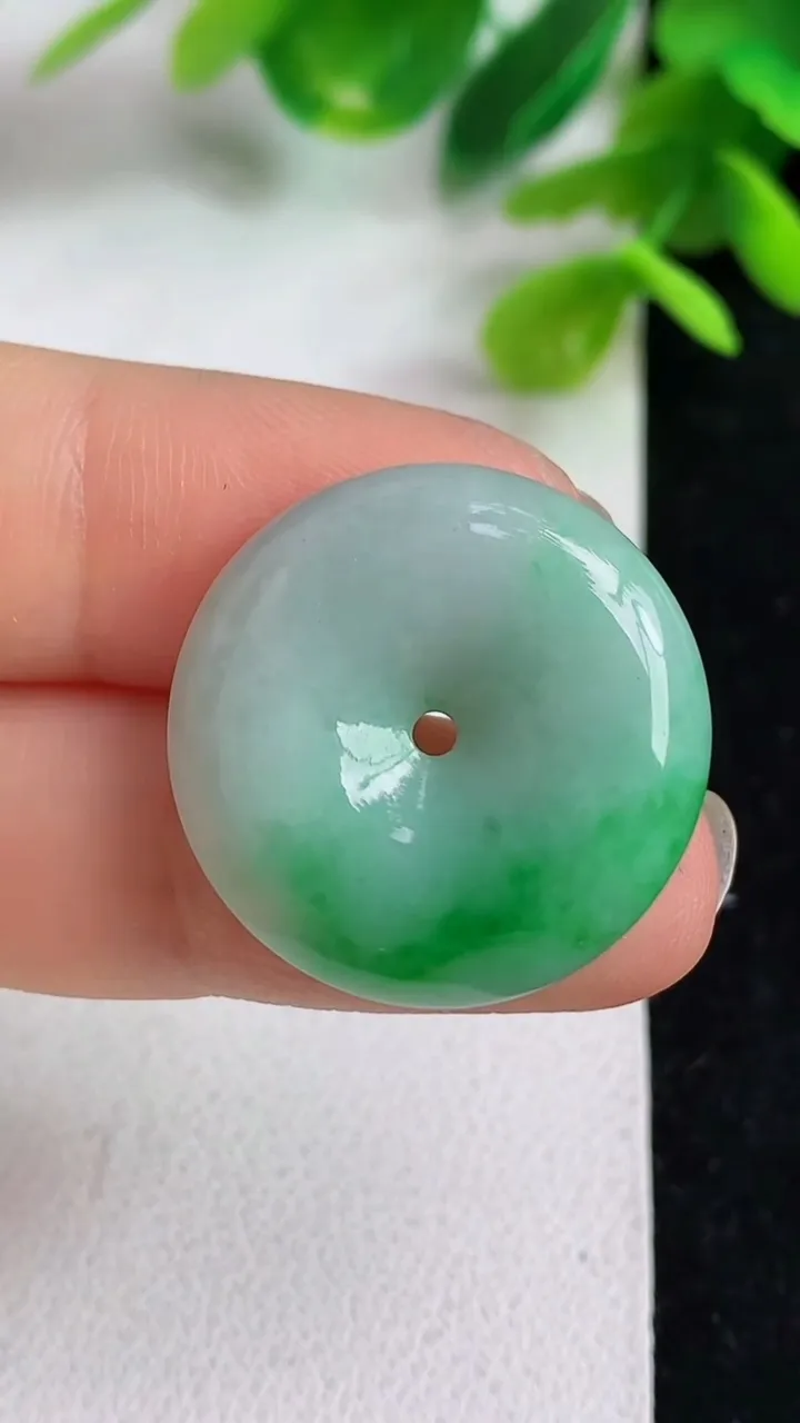 天然A货翡翠平安扣吊坠，尺寸23.2-5.2，重量:5.75g
5月10日