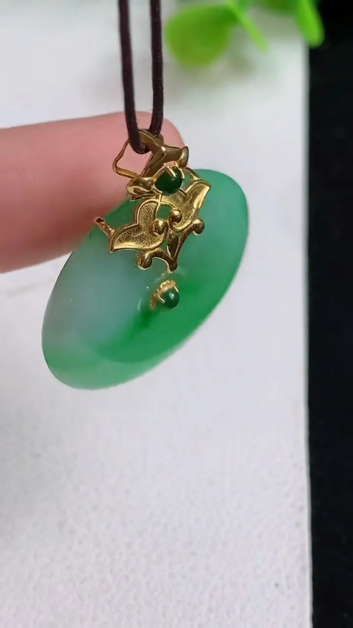 天然A货翡翠平安扣吊坠，尺寸25-5.4，重量:7.70g
5月10日