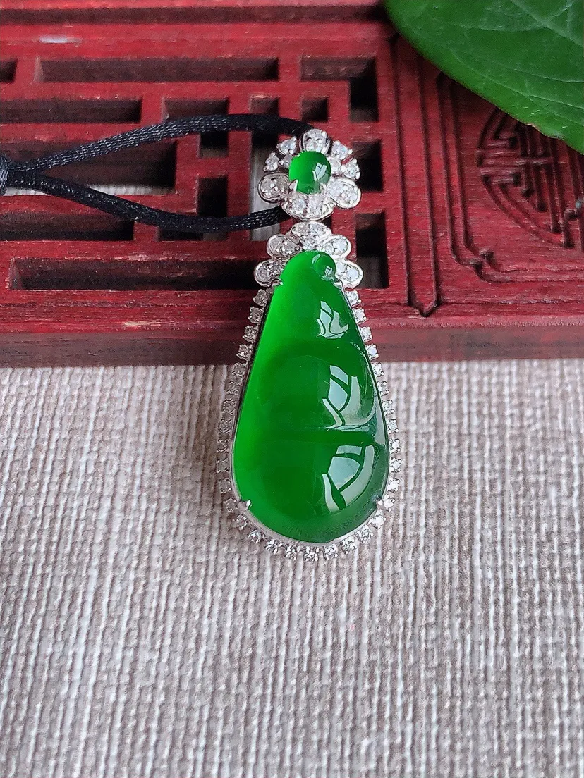 天然A货翡翠18K金伴满绿四季豆福豆平安豆吊坠尺寸33×13.7×9.5裸石21.5×11.2m量4.29g 0508