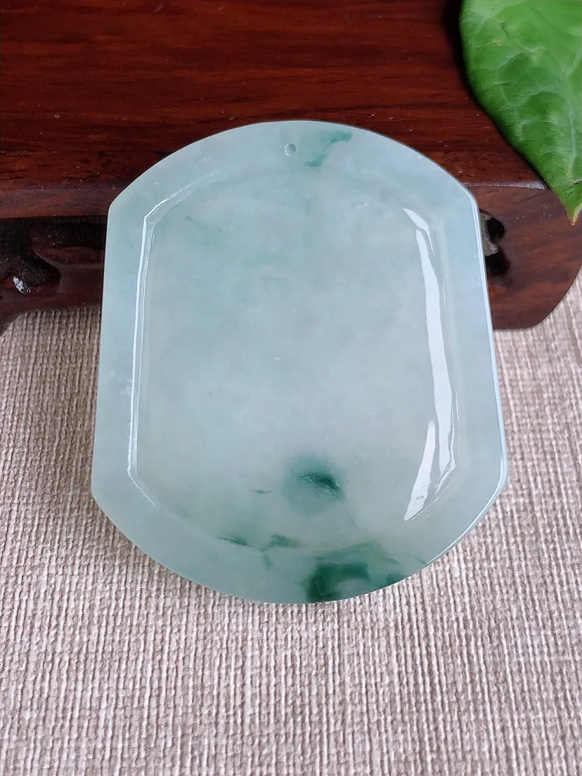 天然A货翡翠飘花龙牌吊坠尺寸52.6×44.5×6m量27.85g 0509