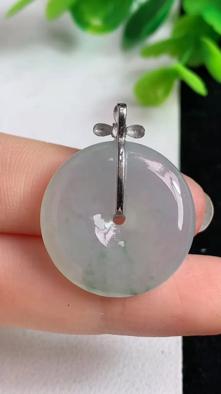 天然A货翡翠飘花平安扣吊坠，尺寸24-4.7，重量:6.13g
5月10日