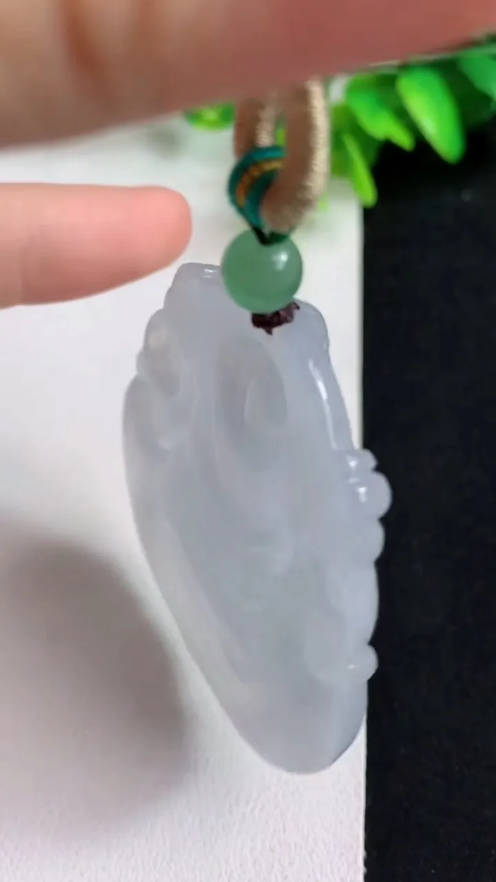 天然A货翡翠白冰大日如来吊坠，尺寸55-48.6-5.8，重量:31.31g
5月10日