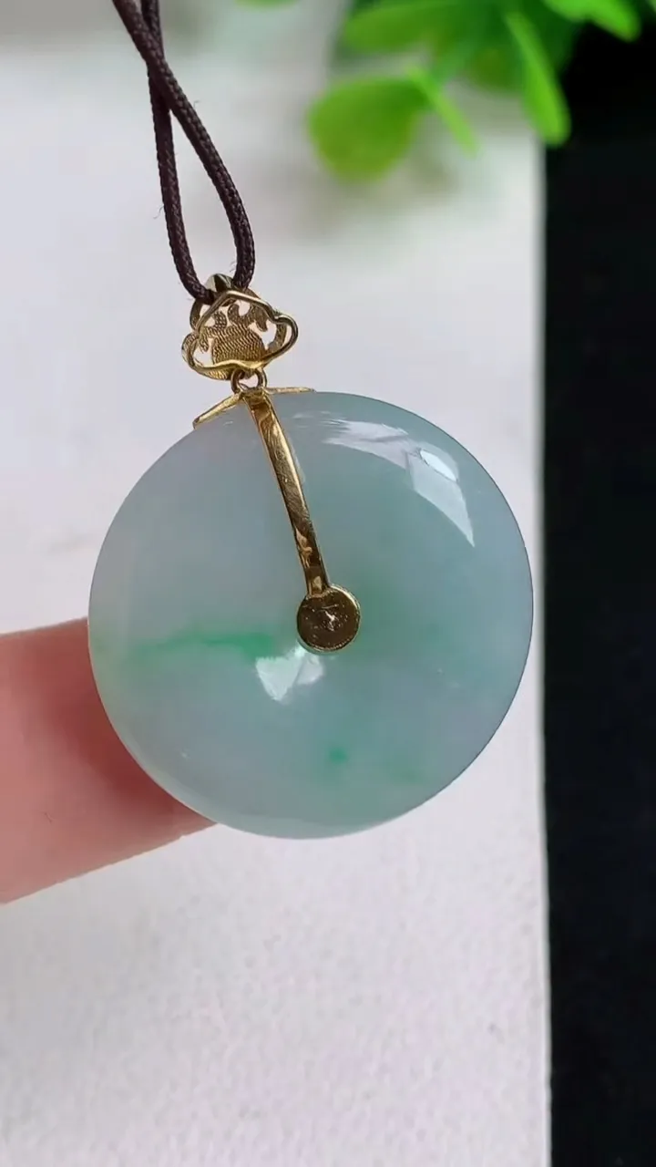 天然A货翡翠平安扣吊坠，尺寸23.7-5.2，重量:6.42g
5月10日