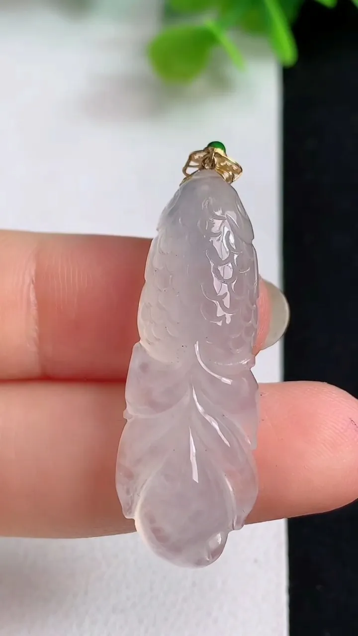 天然A货翡翠白冰年年有余吊坠，尺寸36.4-12.4-6.3，重量:6.00g
5月10日