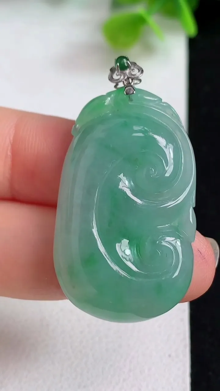 天然A货翡翠如意吊坠，尺寸35-21-7，重量:11.08g
5月10日