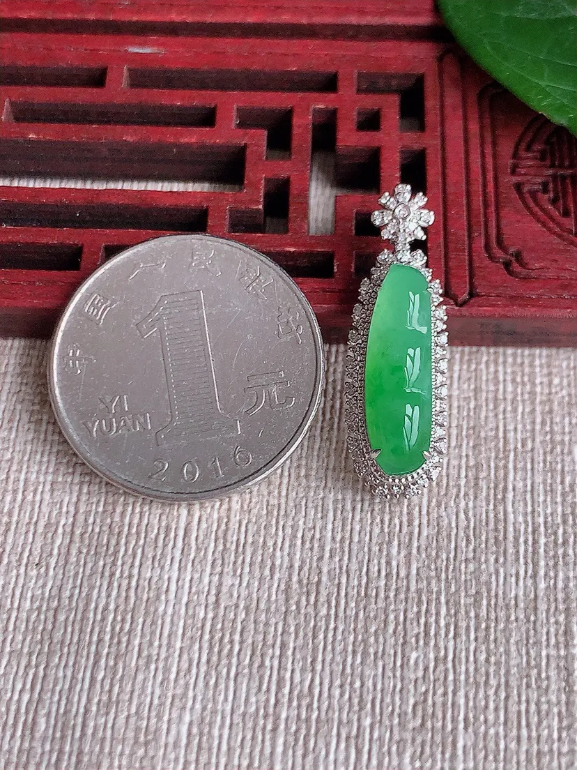 天然A货翡翠18K金伴甜绿四季豆福豆平安豆吊坠尺寸28.2×8.8×8裸石18.2×5.7m量2.23g 0508