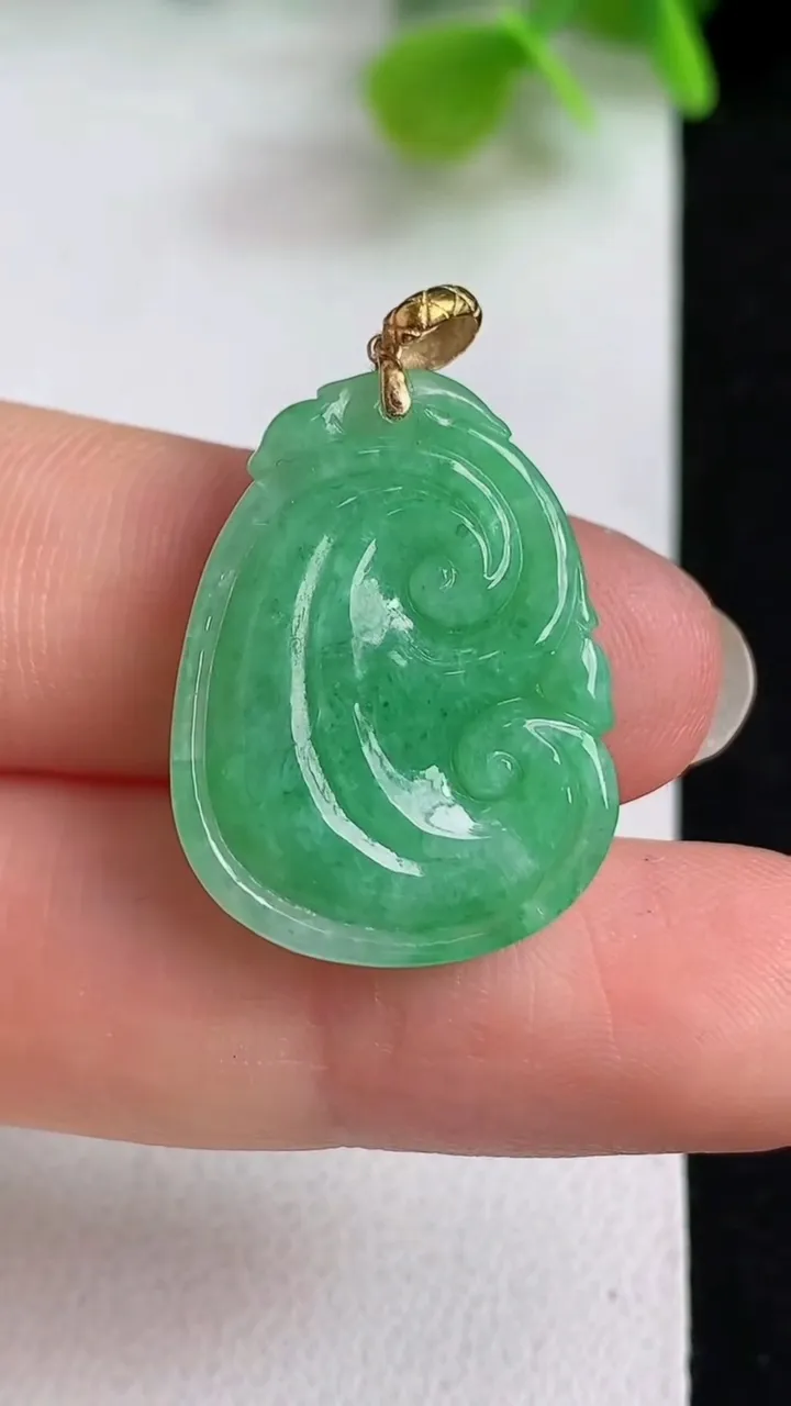 天然A货翡翠如意吊坠，尺寸24.2-18-5.2，重量:4.11g
5月10日