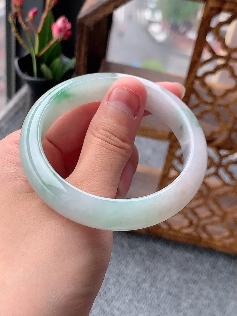 天然A货翡翠飘绿正装正圈手镯53-54圈口尺寸53.5×12.5×7.6m量52.48g 0509