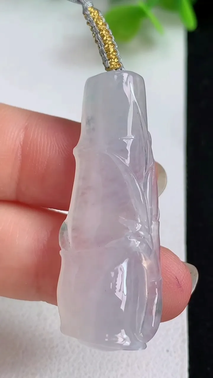 天然A货翡翠白冰节节高升 竹节吊坠，尺寸41.5-15.6-7.8，重量:8.55g
5月10日