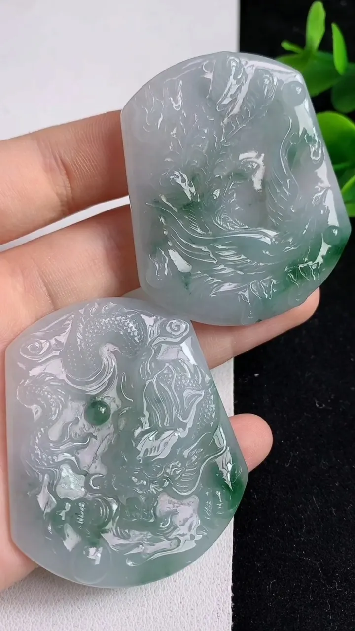 天然A货翡翠飘花龙凤呈祥吊坠一对，尺寸50.8-44-5.4，重:24.12g
5月10日