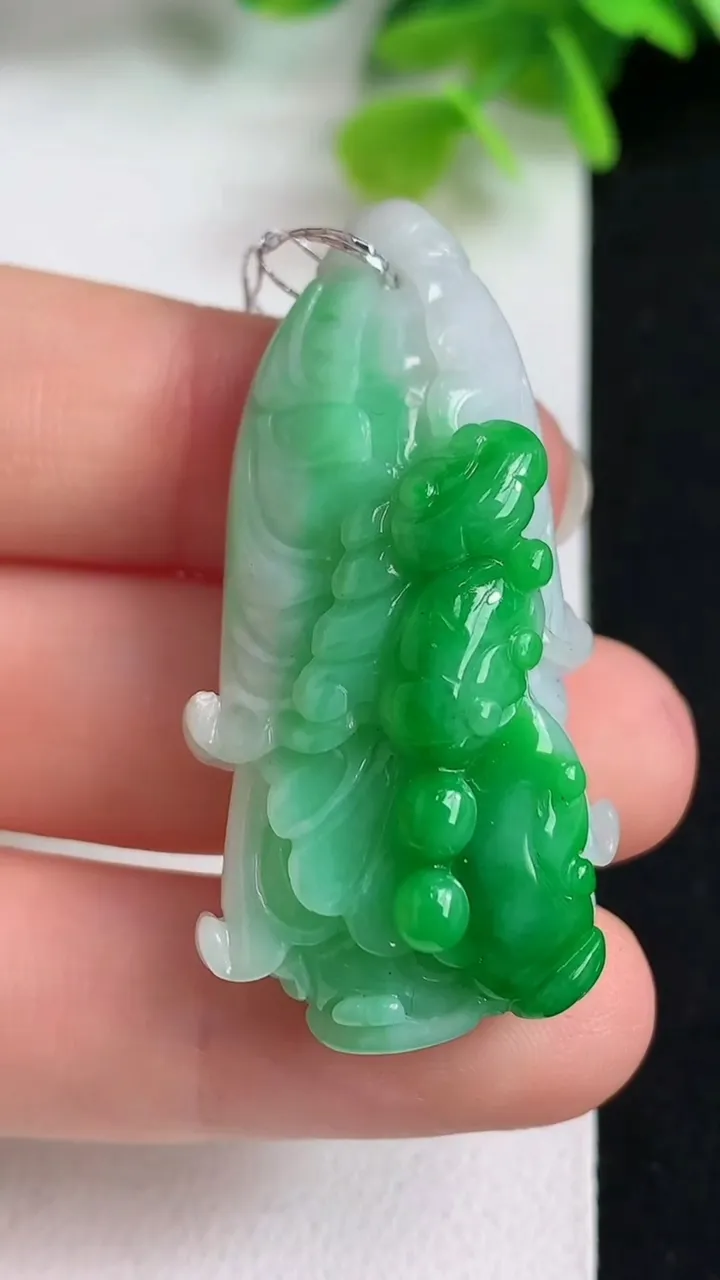 天然A货翡翠白菜吊坠，尺寸44-21-13，重量:18.97g
5月10日