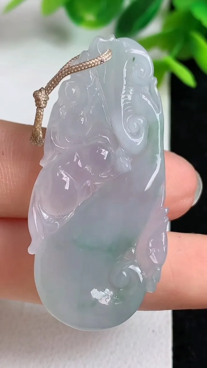 天然A货翡翠龙牌吊坠，尺寸46.6-22.5-5.7，重量:10.26g
5月10日