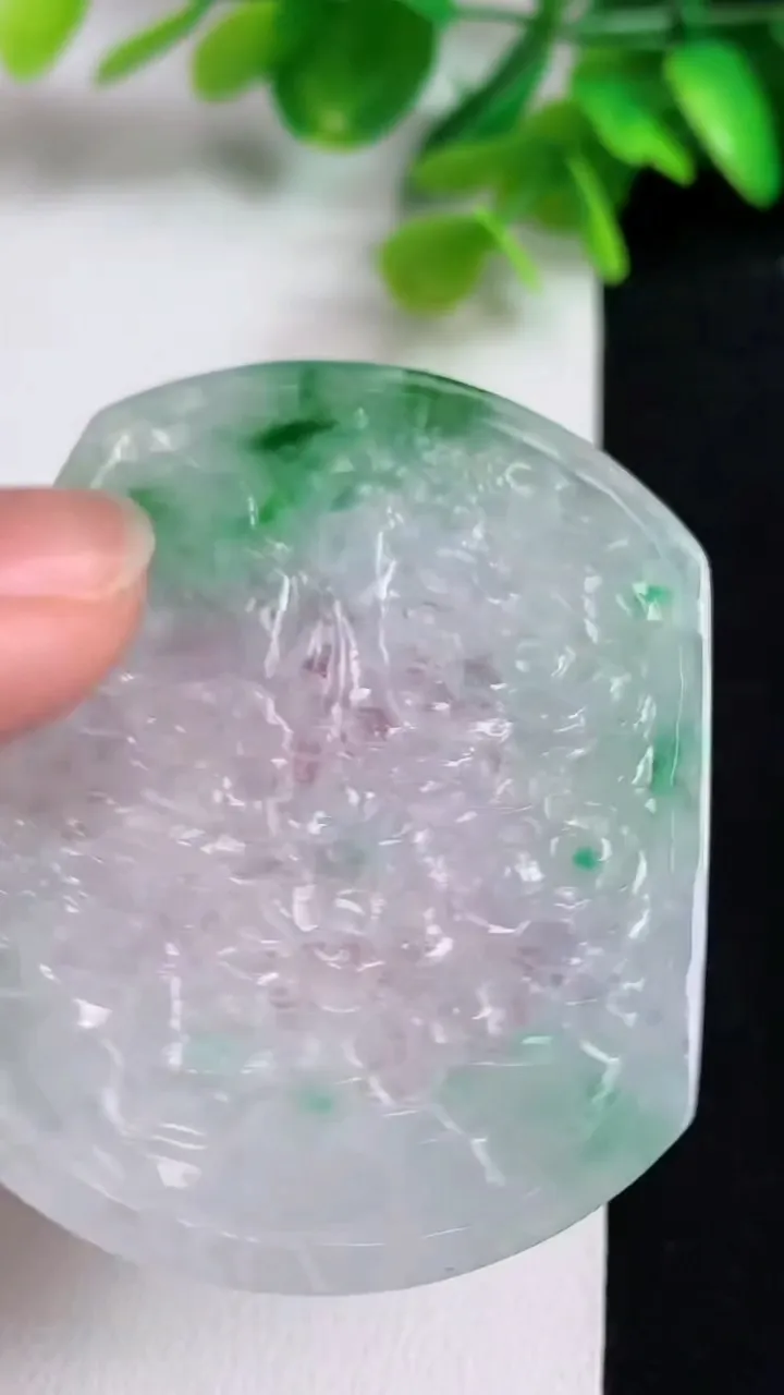 天然A货翡翠山水牌吊坠，尺寸53.2-45.7-4.4，重量:23.80g
5月10日