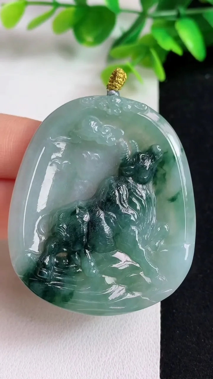天然A货翡翠飘花生肖牛吊坠，尺寸52-45.5-6，重量:28.52g
5月10日